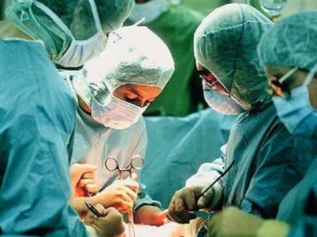 В Запорожье провели операцию на сердце пациентки без почек с Донбасса