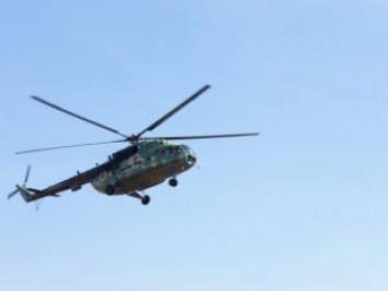 Военный вертолет приземлился прямо на трассу в Запорожской области (видео)