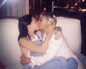 51-летняя Ирина Салтыкова показала провокационный поцелуй с дочерью