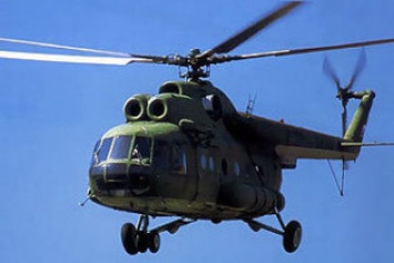Военный вертолет приземлился на трассу в Запорожской области