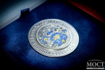 В Днепре презентовали юбилейную областную медаль ко Дню Независимости Украины (ФОТО)