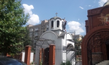 Над первым в городе круглосуточным православным храмом установили купол и крест (фото)