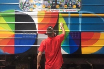 Фотофакт: испанский художник начал разрисовывать поезд метро