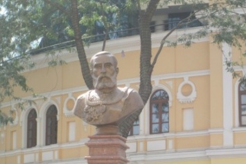 Площадь в центре Одессы украсил бюст известного грека (ФОТО)