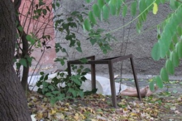 Осуждены мариупольцы, выбросившие голую женщину с балкона (ФОТО)