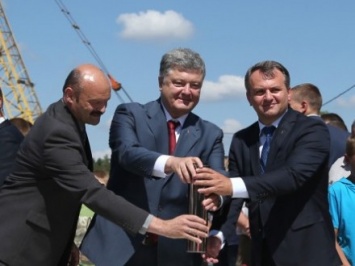 П.Порошенко во Львовской области заложил капсулу для строительства иностранного завода