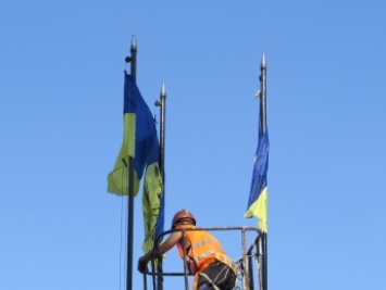 Заму мэра пришлось оправдываться за коммунальщиков, покрасивших флаги Украины (фото)