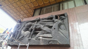 С Украинского дома демонтируют барельеф