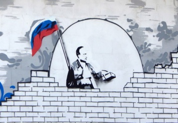 Сам себя замуровывает: странное граффити с Путиным в Крыму (ФОТО)