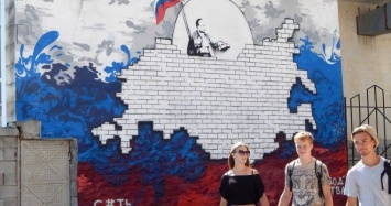 В Севастополе появились граффити с Путиным, закрывающим свет солнца России
