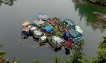 Канадская семья живет в плавучем доме-острове (фото,видео)