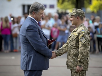 Порошенко вручил государственные награды летчикам, спасавшим военных в АТО