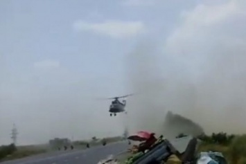 В Запорожской обл. военный вертолет приземлился на трассу, напугав случайных свидетелей