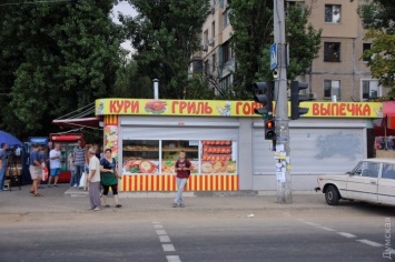 В Одессе общественники и участковые наехали на будку с "грузинским хлебом", но вмешался борец с "оборотнями в погонах"
