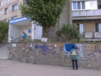 После вмешательства прокуратуры коммунальщики Николаева стали смывать с домов и заборов рекламу наркотиков