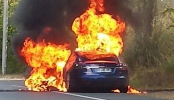 Автомобиль Tesla во время тест-драйва вспыхнул и сгорел дотла