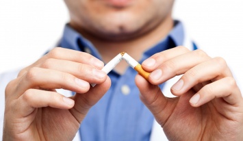 Ученые: В РФ растет число курящих женщин, а мужчин - скоращается
