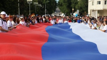 Половина граждан России готова вывесить ее флаг на своем доме
