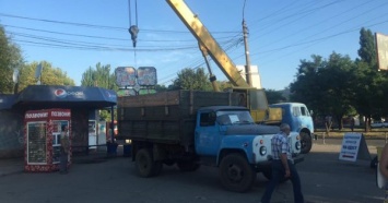 В Николаеве в районе автовокзала демонтировали незаконные «позвонишки»