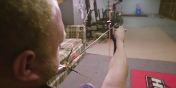 Лучник без рук, стреляющий ногами, стал героем интернета