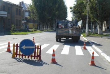 В Славянске обновляют пешеходные переходы (фотофакт)