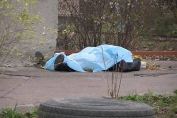 В Кременчуге прохожие обнаружили тело мужчины (фото)