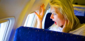 Блондинка заняла чужое место в самолете. Но пилот нашел к ней подход