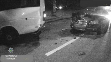 В Запорожье пьяный водитель спровоцировал аварию с двумя маршрутками