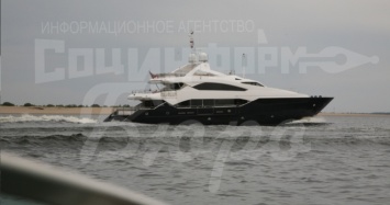 Янукович приплыл в Волгоград смотреть музей Сталинградской битвы на собственной яхте