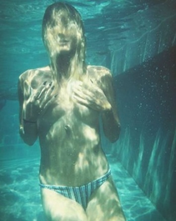 Хайди Клум порадовала поклонников топлес-фото под водой