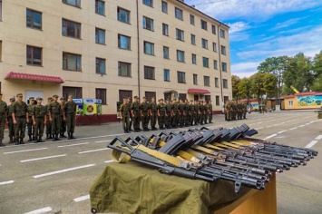 В Одессе молодым нацгвардейцам торжественно вручили оружие