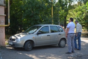 В Краматорске упавший с крыши кирпич разбил автомобиль