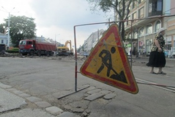 На площади в центре Одессы исчез асфальт (ФОТО)