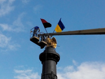 Полицейские не позволили повесить флаги на монумент Славы