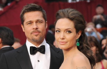 СМИ: Анджелина Джоли показала фото молодого любовника