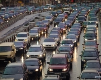 Киев стоит: пробки в столице достигли 6 балов (КАРТА)