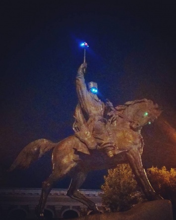 Киевляне в соцсетях: власти сделали памятник гетьману Сагайдачному похожим на "недоделанного трансформера"