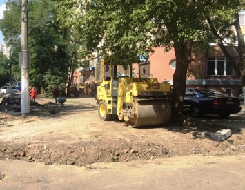 В Шампанском переулке ведутся работы по капитальному ремонту тротуара. Фото