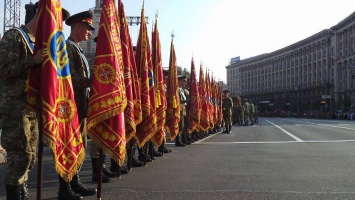 В Киеве на Крещатике продолжается репетиция военного парада, командирам подразделений вручили боевые знамена