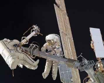 Астронавты НАСА вышли в открытый космос для монтажа оборудования