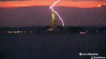 В сети появилось видео удара молнии в статую Свободы