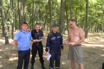 Каховские спасатели вместе с общественниками рассказали о правилах безопасности во время отдыха в лесу