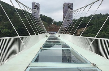 В Китае откроют самый длинный в мире стеклянный мост