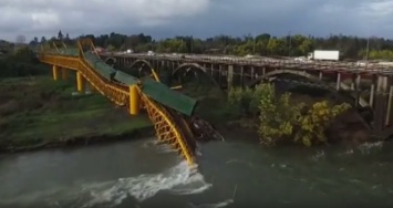 В Чили железнодорожный мост обрушился под тяжестью товарного поезда