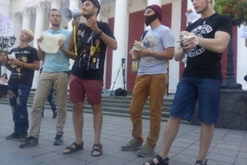 В Одессе активисты едва не закидали мэрию шаурмой (ФОТО, ВИДЕО)