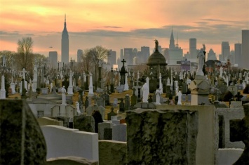 В Нью-Йорке десятки человек пришли на похороны незнакомой одинокой женщины