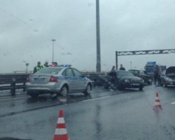 В Санкт-Петербурге на КАД Mercedes столкнулся с автомобилем ДПС
