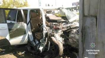 В Киеве пьяный водитель врезался в столб, пострадали 4 человека