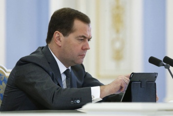Дмитрий Медведев признался, что с трудом освоил компьютер