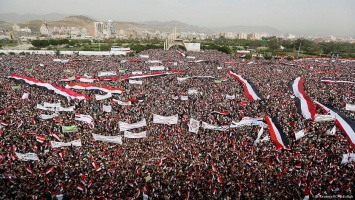 В Йемене десятки тысяч человек вышли на митинг в поддержку повстанцев-хуситов